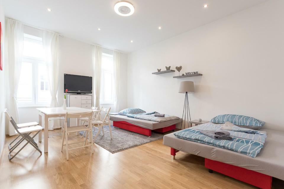 Bright Red Heart In Leopoldstadt Apartment Wien